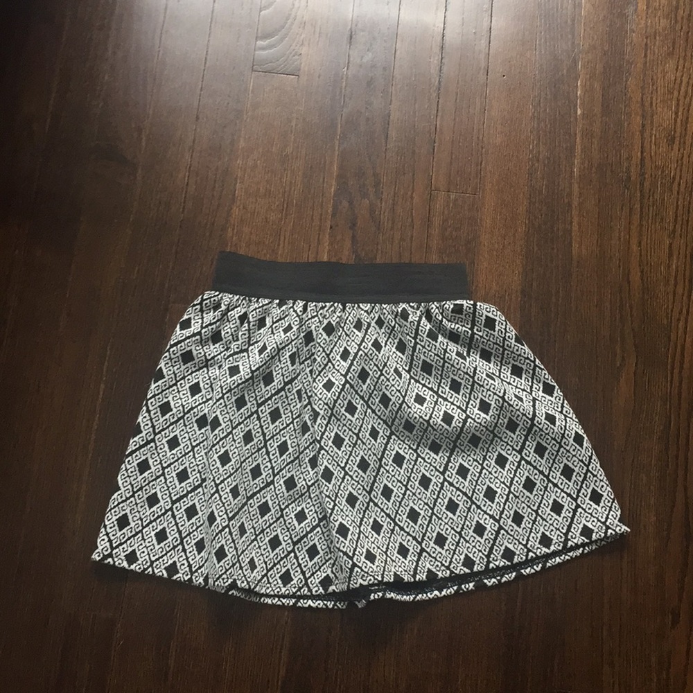 Black and white patterned mini skirt
